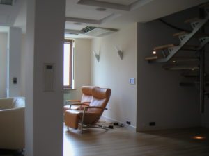 Trzy panele sterujące KNX, każdy o innych możliwościach.