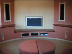 Gdy po powrocie z pracy marzymy tylko o relaksie, pomoże nam dedykowany pokój TV, w którym możemy odpocząć podczas oglądania programów na telewizorze…