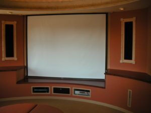 Pokój TV zamieni się w salę kinową, a projekcja wybranego filmu odbędzie się z ukrytego pod sufitem rzutnika multimedialnego.