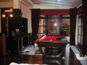 Szafa ze sprzętem Audio/Video ma też wbudowany dotykowy panel sterujący całym systemem i kilka przycisków do szybkiego włączenia sceny świetlnej